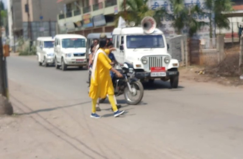 कुछ व्यवसायी चोरी-छिपे खोल रखे थे दुकान, भनक लगते ही पहुंची पुलिस, बंद कराते हुए दी समझाइश