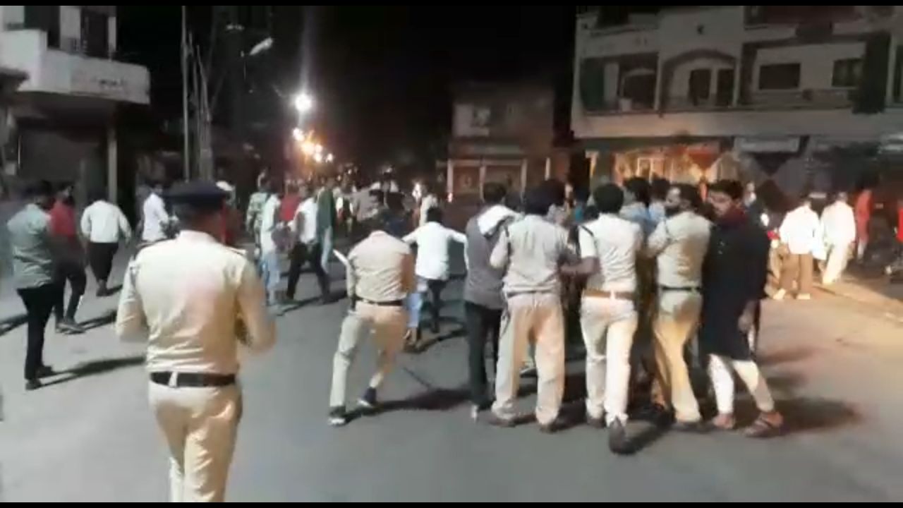 Youths beat up with police constable in khandwa 