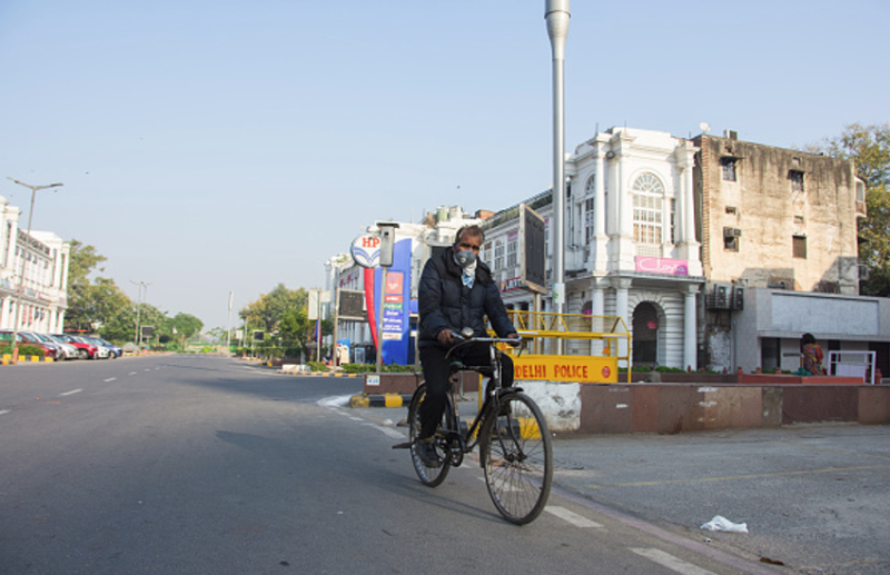 Social Distancing:  सोशल डिस्टेंसिंग पर पीएम माेदी ने भी दिया जाेर, जानिए क्या इसका फायदा