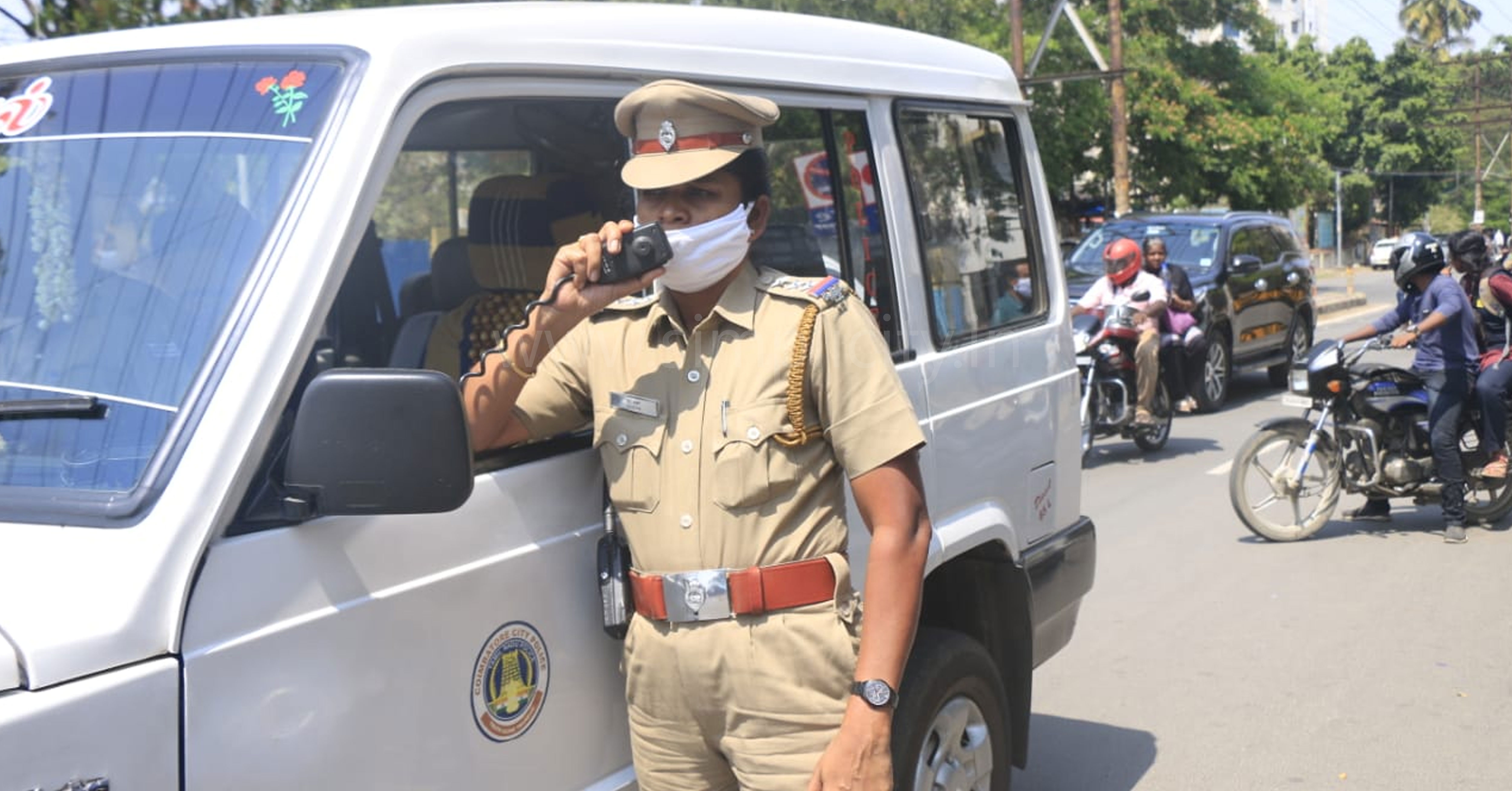 पुलिस ने जनता को लाउडस्पीकर से बताए धारा १४४ के नियम कायदे