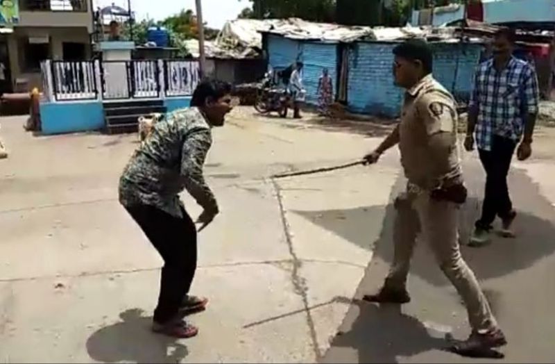 पुलिस ने सख्ती से काम लेते हुए लोगों को फटकारा