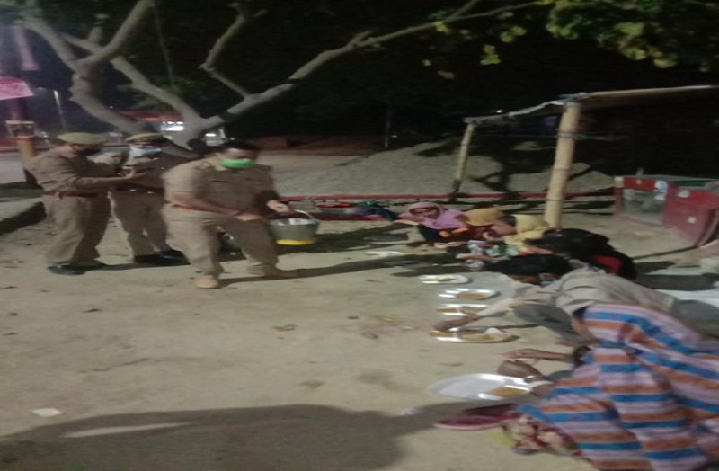 लॉक डाउन: गरीबों के लिए मसीहा बनी पुलिस, सड़कों पर फंसे लोगों को कराया भोजन