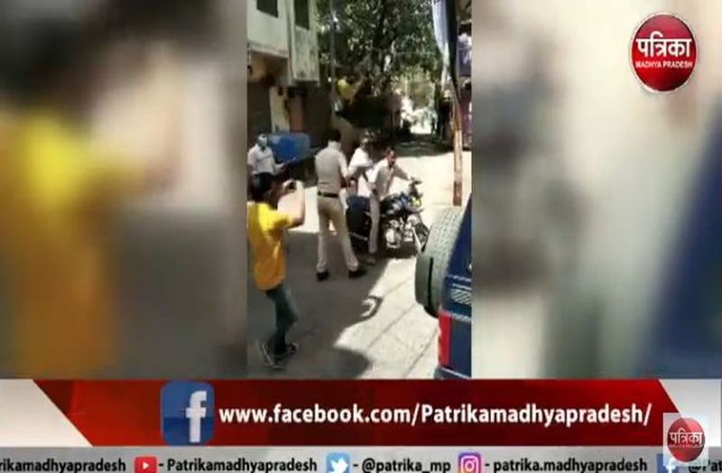 देखें VIDEO लॉकडाउन में बाहर निकले तो मिलेगा पुलिस के डंडो का प्रसाद