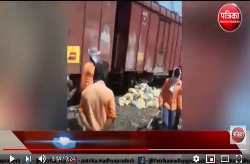 देखें VIDEO बगैर मास्क सेनेटाईजर दिए मेगा ब्लॉक में करवा रहे काम