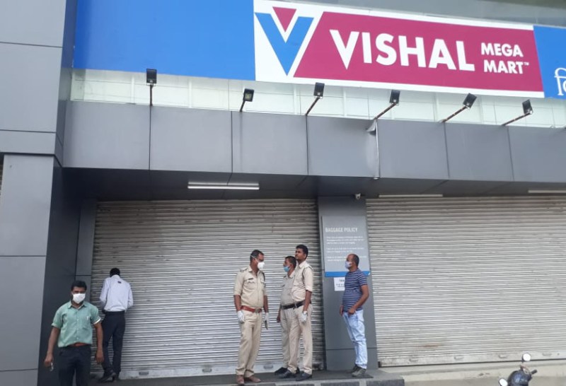 कोरोना वायरस: लॉकडाउन के बाद भी खुला था शॉपिंग मॉल, प्रशासन ने विशाल मेगा मार्ट को किया सील