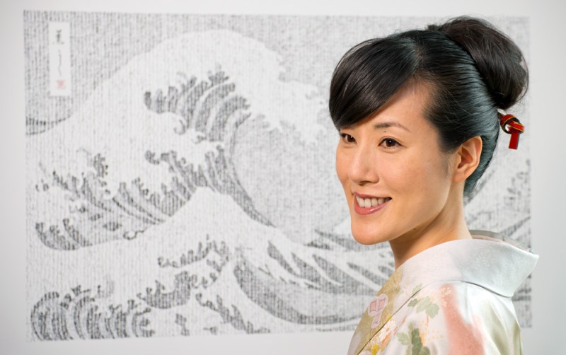 अपनी कैलिग्राफी कला से दुनिया सबसे पुरानी में शुमार लिपि को कर रहीं संरक्षित