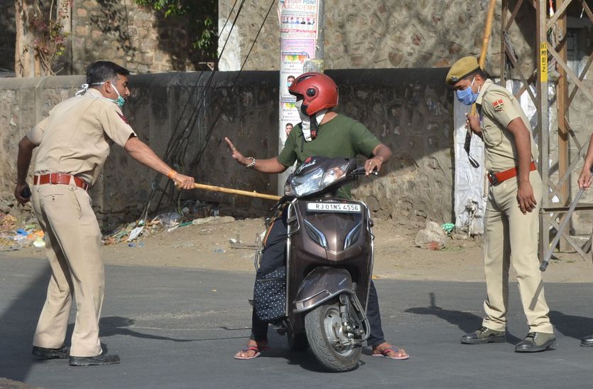 Police Action-सड़क पर निकलने पर लगाई फटकार, जरूरतमंद को खाने के पैकेट भी बांटे
