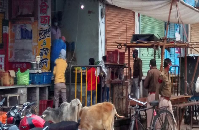 Police Closed Shop -- कहां  भीड़ देखकर पुलिस ने बंद कराई दुकान
