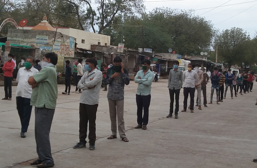 Traveling Nine Hundred Kilometers -- निजी वाहनों से नौ सौ किमी दूरी तय कर रतनगढ़ पहुंचे लोग, पुलिस ने रोका