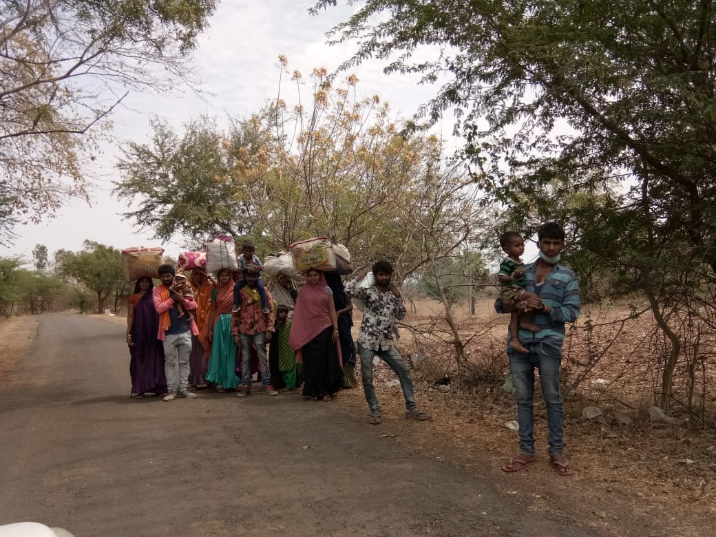 गुजरात से पैदल चलकर जिले में पहुंच रहे सैकड़ों मजदूर परिवार