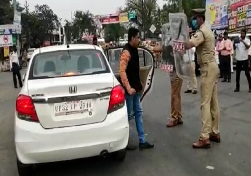 कोरोना के संदिग्ध मरीज को चलती कार से उतारा, और फिर बीच सड़क पर जो हुआ...