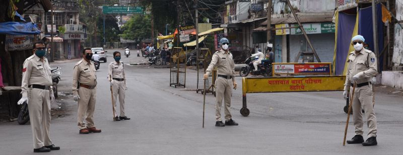 शहर में कर्फ्यू लगा होने के बावजूद अन्य व्यवस्थाएं एवं बंद का माहौल की शहर मे कुछ लोग पुलिस के लिए चाय पानी की व्यवस्था कर रहे।तो कुछ लोग अन्य लोगों को भोजन करवा रहे हे।