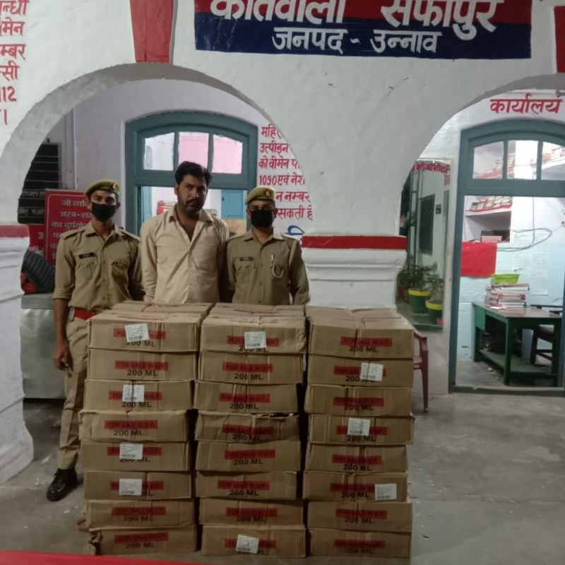 कोविड-19 लॉक डाउन के बीच शराब की बिक्री, दो लाख पचहत्तर हजार रुपए की शराब बरामद