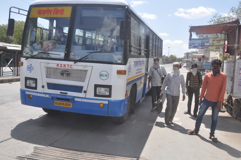 पैदल आ रहे लोगों को रोडवेज बसें लेकर आई बाड़मेर, सड़कों पहुंचे