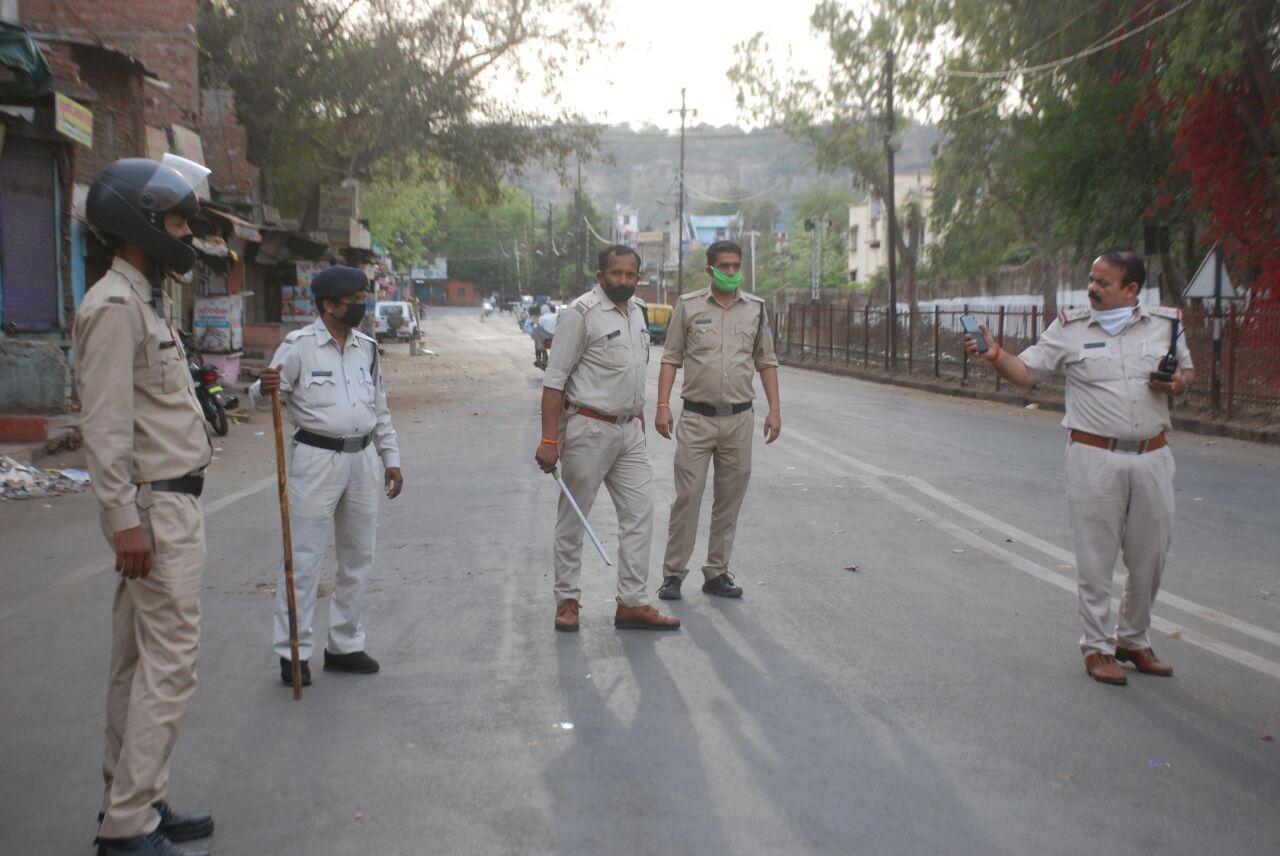 gwalior people charged on police of misbehaving