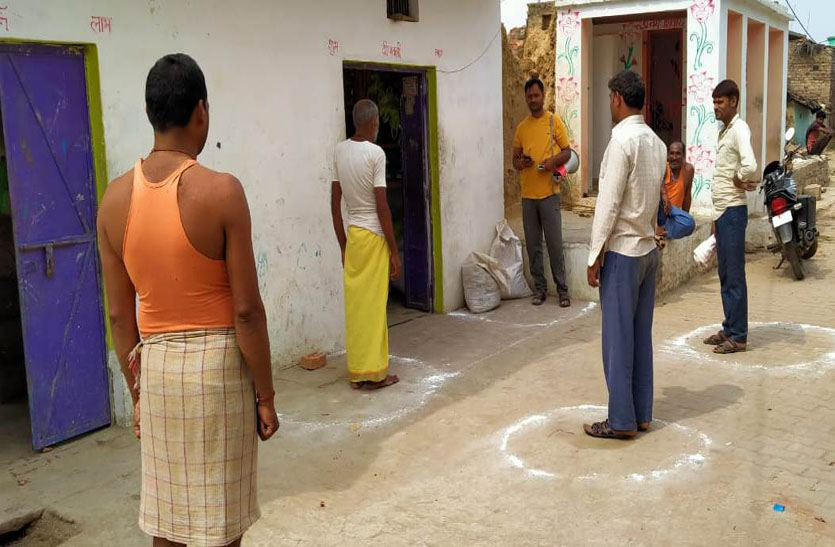 covid-19-लॉकडाउन: बीहड़ में बसे गांव भी दे रहे सोशल डिस्टेंसिंग का ख़्याल रखने की सीख