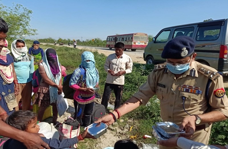 लॉक डाउन: एडीजी और डीआईजी ने हाइवे पर बांटे खाने के पैकेट