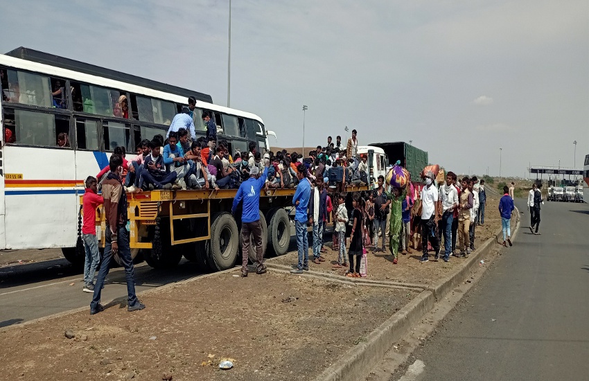 बिना स्क्रीनिंग गुजरात से झाबुआ पहुंच रही मजदूरों की भीड़