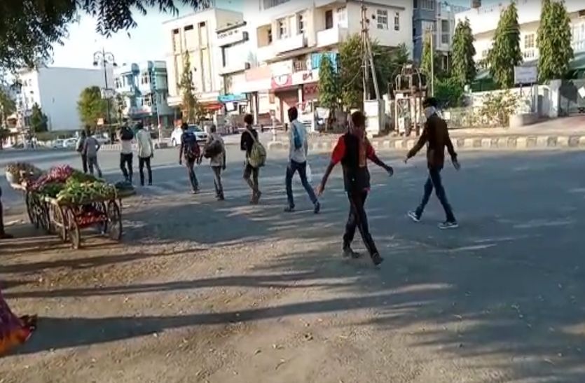 Video : बैठै पगार नहीं दे सकते ..इसलिए गुजरात से पलायन कर पैदल राजस्थान पहुंचने को मजबूर युवा