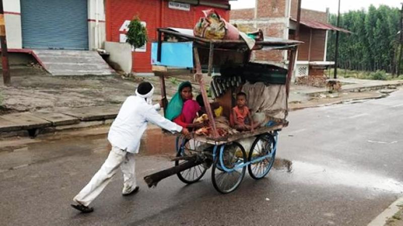 परिवार को ठेले पर बैठाकर पैदल ही निकल पड़ा छोले-भटूरे वाला