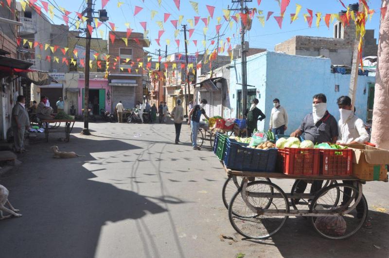 बाड़मेर  में सैकड़ों की संख्या में सब्जी खरीदते मिले लोग, आमजन के प्रवेश पर मुख्य मंडी में लगाई रोक
