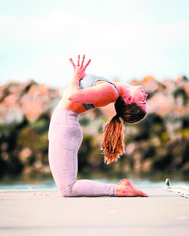 चेहरे की बढ़ानी है सुंदरता व बाल रखने हैं काले, तो करें उष्ट्रासन