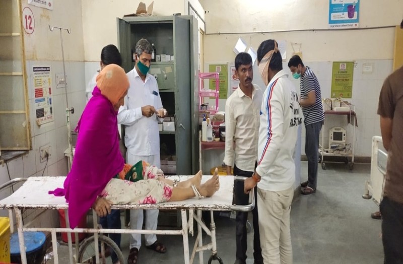 खाई में गिरी जीप, चार जने घायल, देर रात नारादरा सरपंच घायलों को कार में लाए अस्पताल