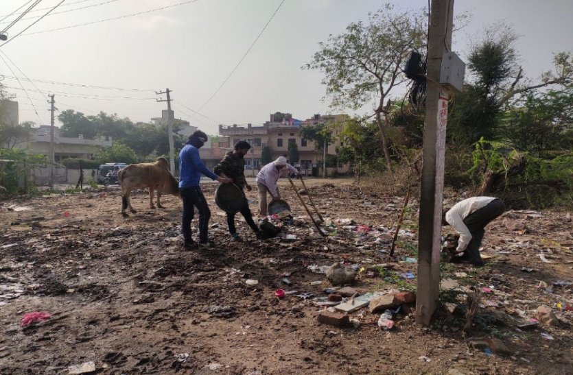 Alwar Nagar Parishad Cleaning Staff Working Without Equipments