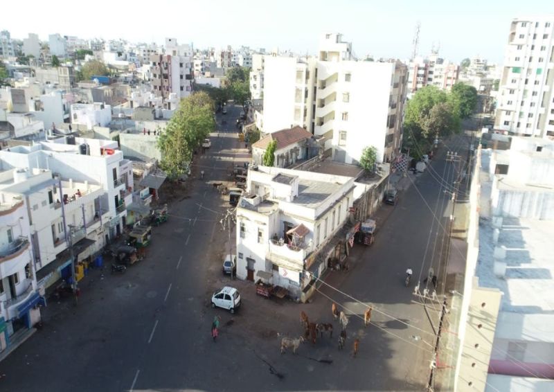 घरों से बाहर निकलने वालों को पकडऩे के लिए ड्रॉन कैमरों की मदद