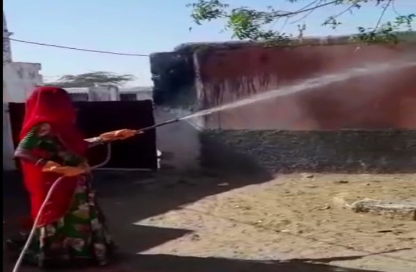 महिला सरपंच ने ग्रामीणों से की घर में रहने की अपील और घूंंघट की आड़ में किया ये काम