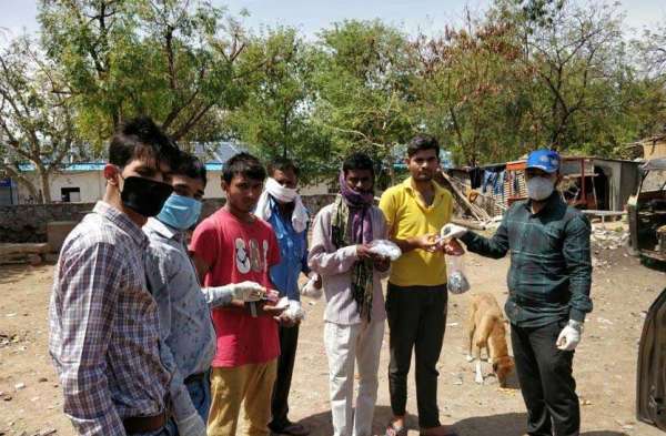 लॉक डाउन के बीच जरूरतमंदों को भोजन करवाते एक संस्था के लोग