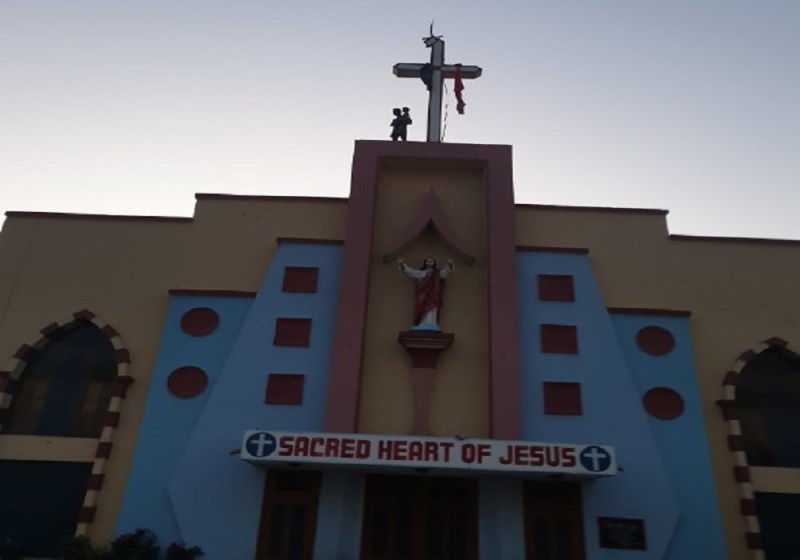 Patrika Breaking News : चर्च पर बेटे संग चढ़ा युवक कहा, कोरोना हटाओ तो नीचे उतरूं