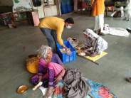 असहायों की मदद के लिए उठ रहे सैकड़ों हाथ