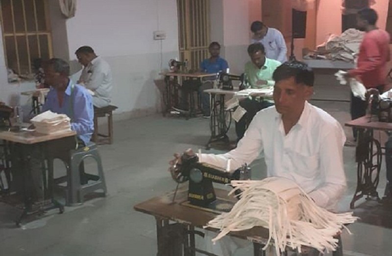 कोरोना से जंग में जेल में मास्क तैयार कर रहे बंदी