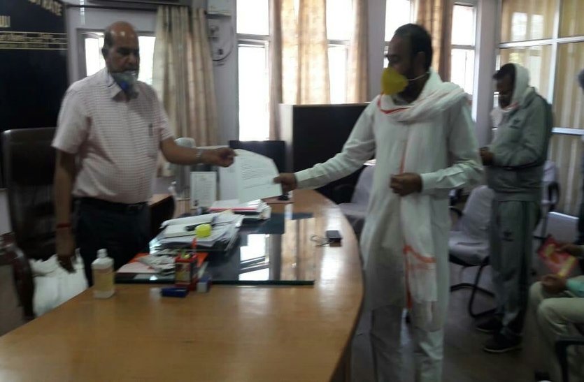 विधायक ने कलक्टर से जानी स्थिति। विधायक कोष से दिए 9 लाख