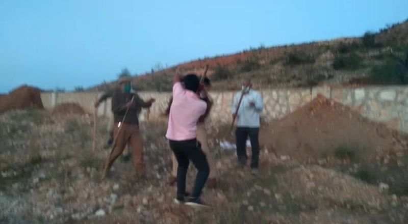 अवैध खनन रोका तो टीम से मारपीट कर दौड़ा ले गए जेसीबी