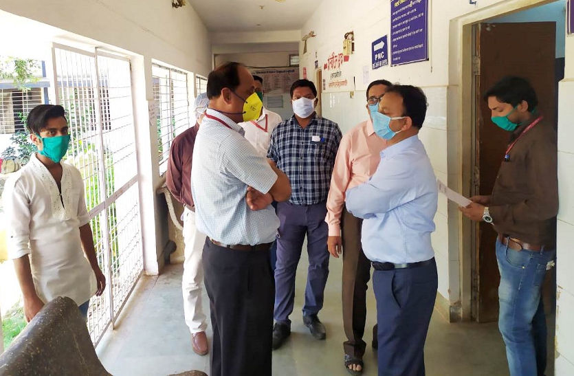 Collector SB Singh reached the district hospital.