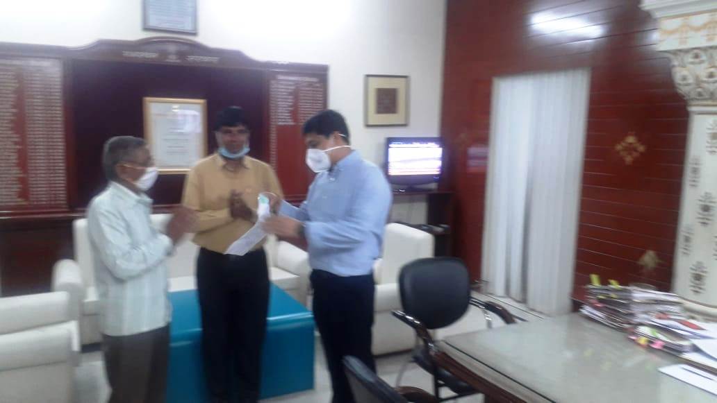 70 year Old Laborer Gave 51 Thousand Rupees In corona Relief Fund