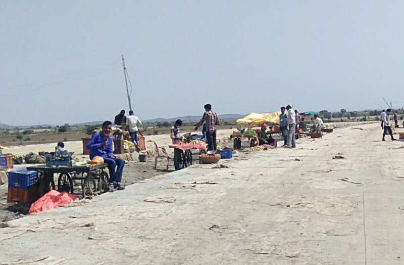 सोशल डिस्टेंसिंग का पालन करते हुए लगवाई दुकानें