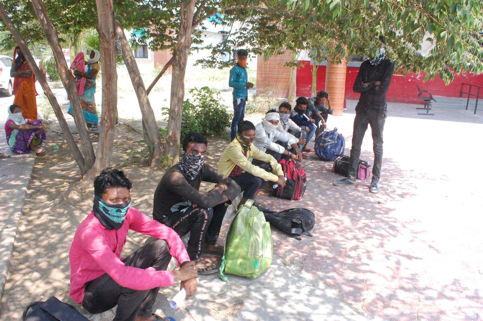  Hotel workers reach Burhanpur from Shirdi walking 292 km