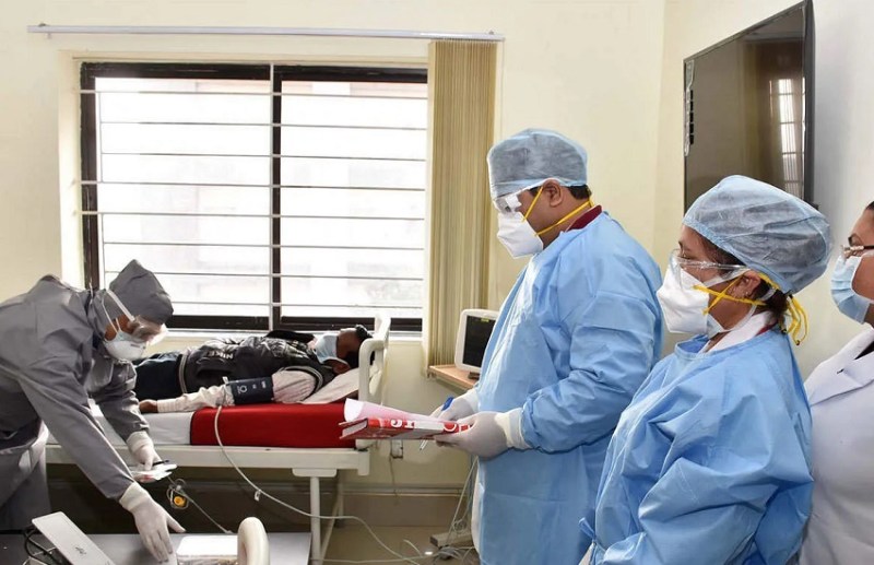 कोविड-19 : दिल्ली में डॉक्टर, नर्स 14 दिन लगातार करते रहेंगे काम