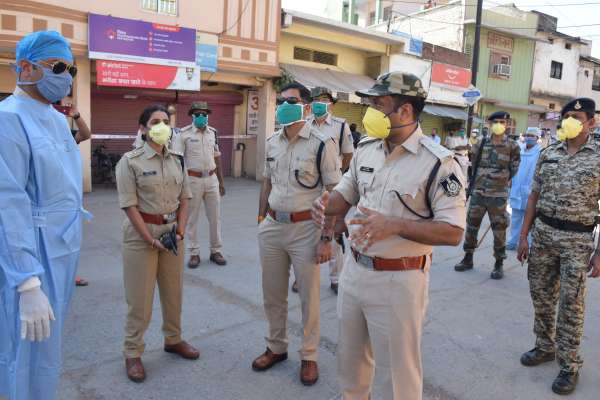 पुलिस ने कोरोना फाइटर टीम के साथ किया मॉक ड्रिल, देखें फोटो में