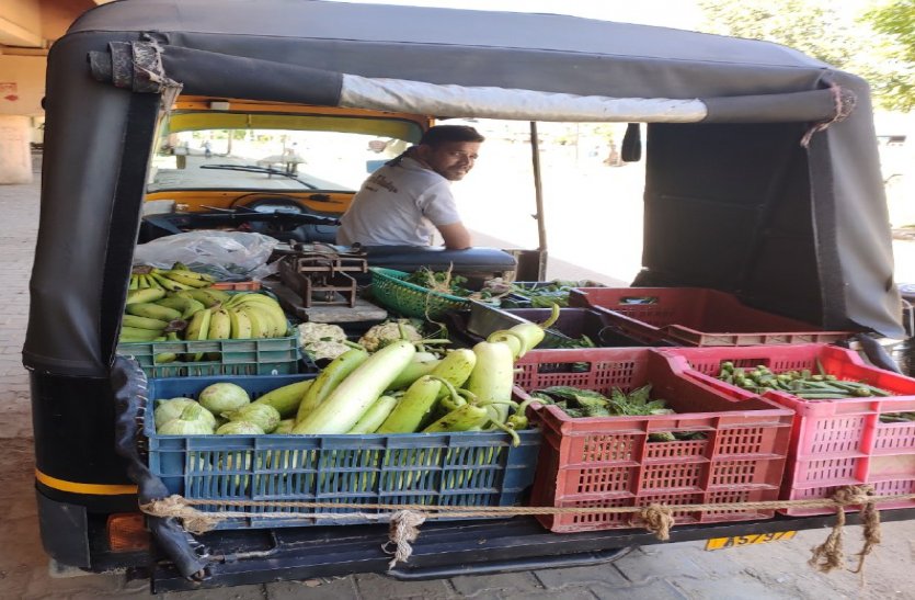 Auto Drivers Start Selling Vegetables During Lock Down