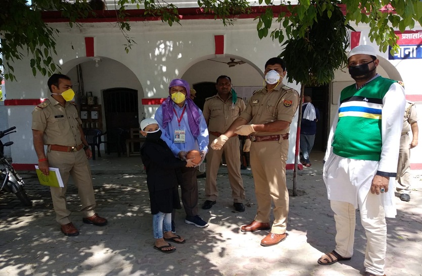 कोरोना वायरस: मदद के लिए पुलिस के पास गुल्ल्क लेकर पहुंचा आठ साल का अब्दुल्ला