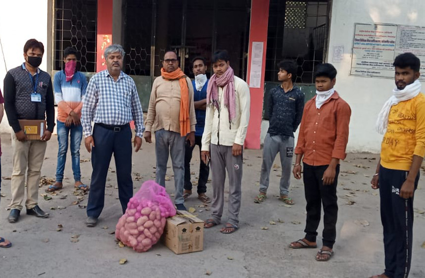 चांपा में फंसे गिरिडीह जिले के 14 कामगारों का प्रशासन ने जाना हाल, 50 किलो चावल के साथ दिए गए ये सामान