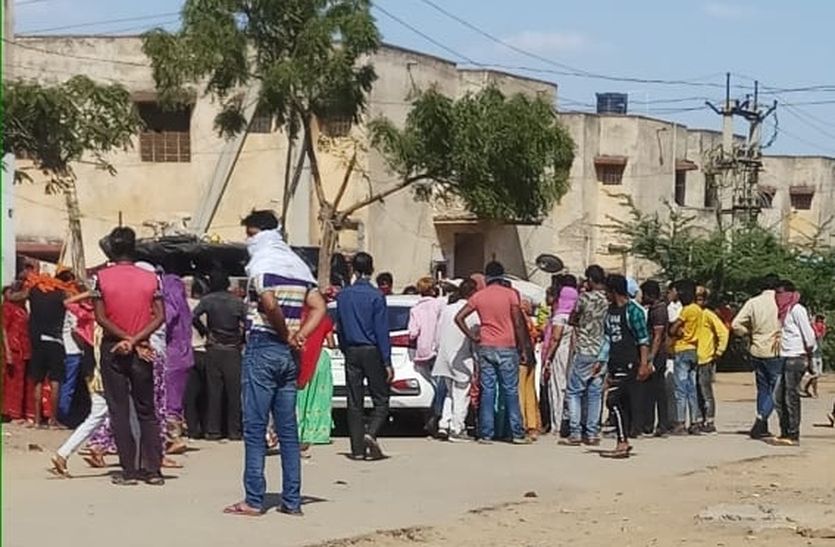 Covid-19 खाद्य सामग्री वितरण के दौरान सीनाजोरी