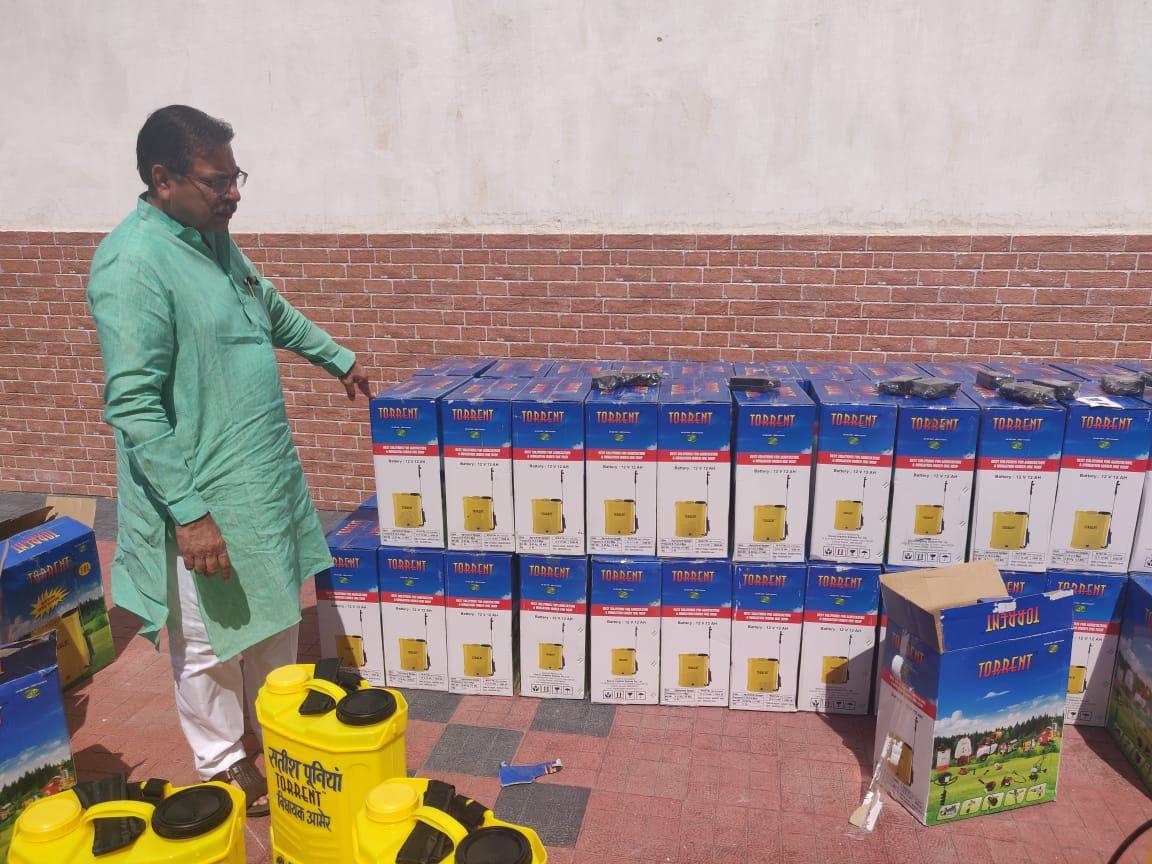 जनता की सेवा में जुटे भाजपा विधायक, पूनियां ने आमेर के लिए भेजी 100 से अधिक सैनेटाइजिंग मशीनें