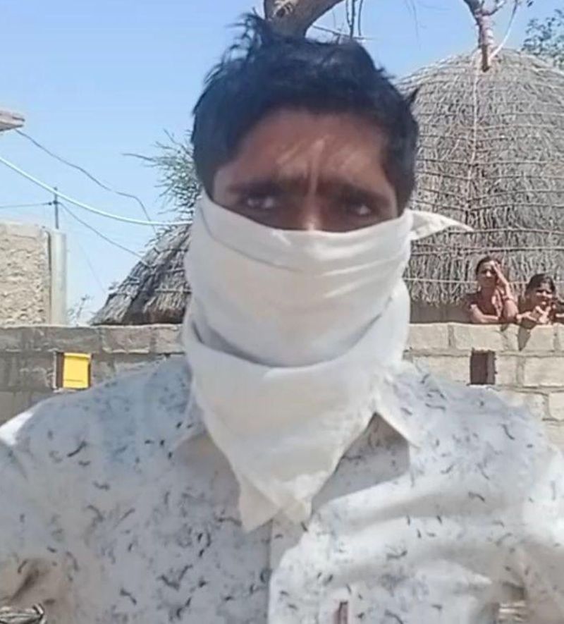 कभी उनके आते ही होती थी हथाई, अब मिलने से भी मनाही