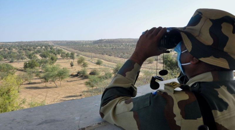 देश के रखवाले यों कर रहे हैं कोरोना से बचाव