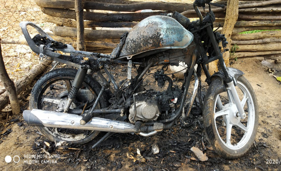 लॉकडाउन के बीच आधी रात बदमाशों ने पंच के घर के बाहर खड़ी बाइक को किया आग के हवाले, जलकर हुई खाक